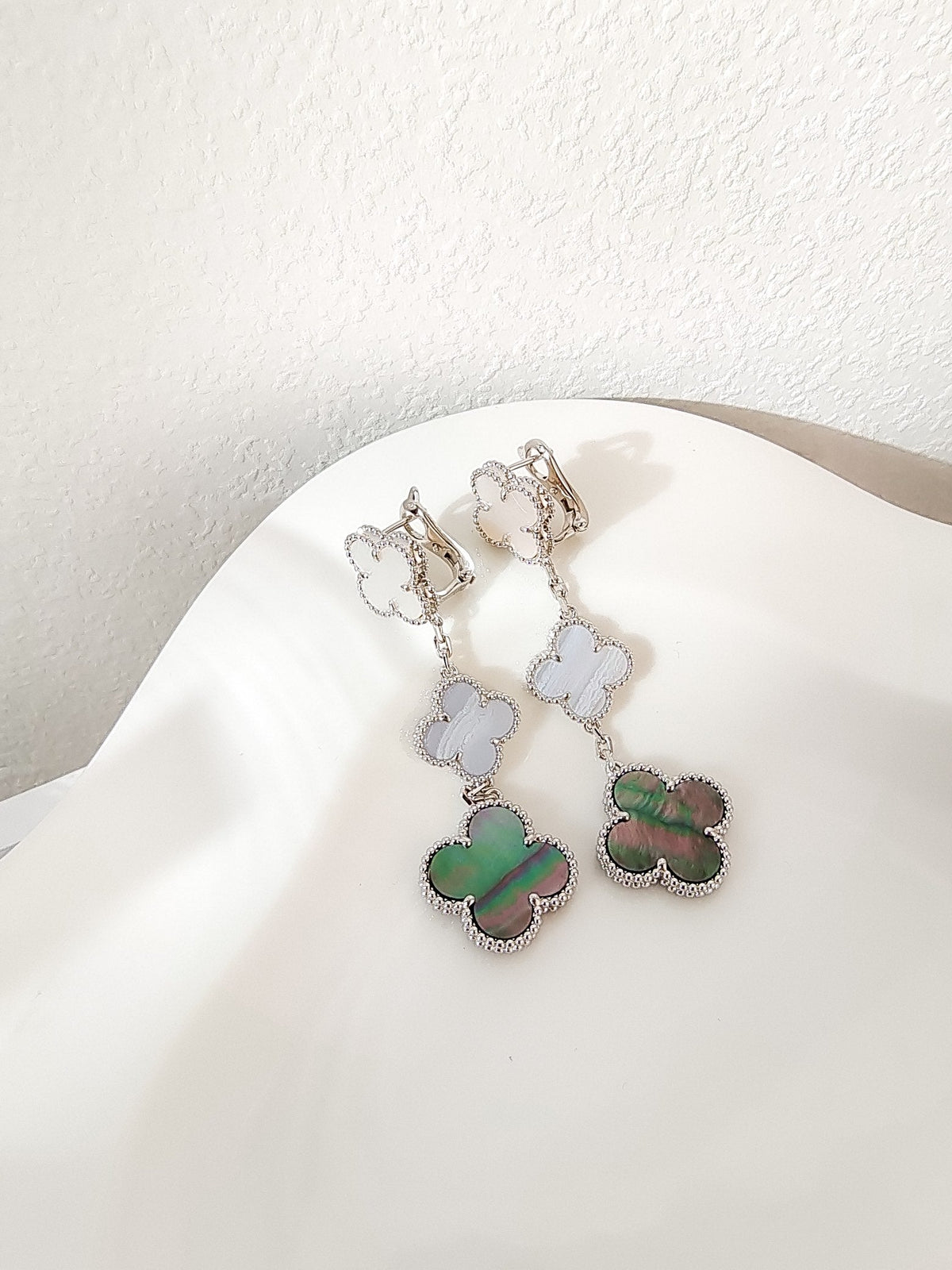 [Amore]CLOVER 3 MOTIFS CHALCEDONY DARK MOP SILVER EARRINGS