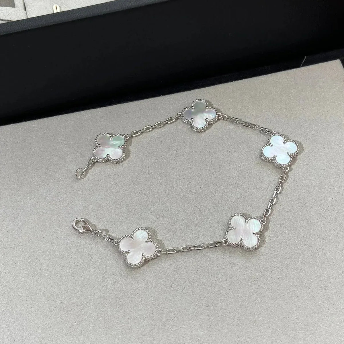 [Amore]LUCKY CLOVER 5-MOTIF BRACELET - WHITE MOTHER-OF-PEARL COLLECTION