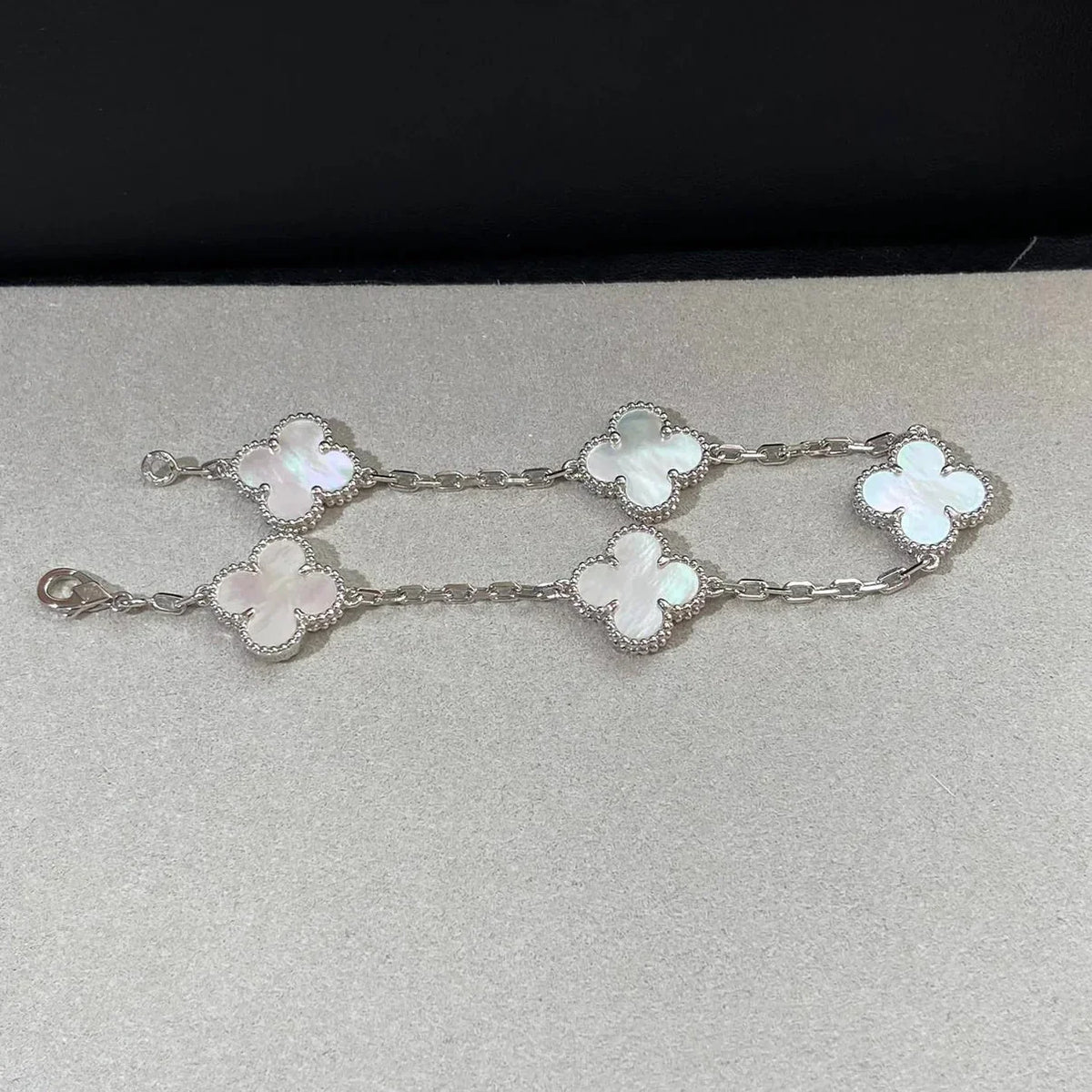 [Amore]LUCKY CLOVER 5-MOTIF BRACELET - WHITE MOTHER-OF-PEARL COLLECTION