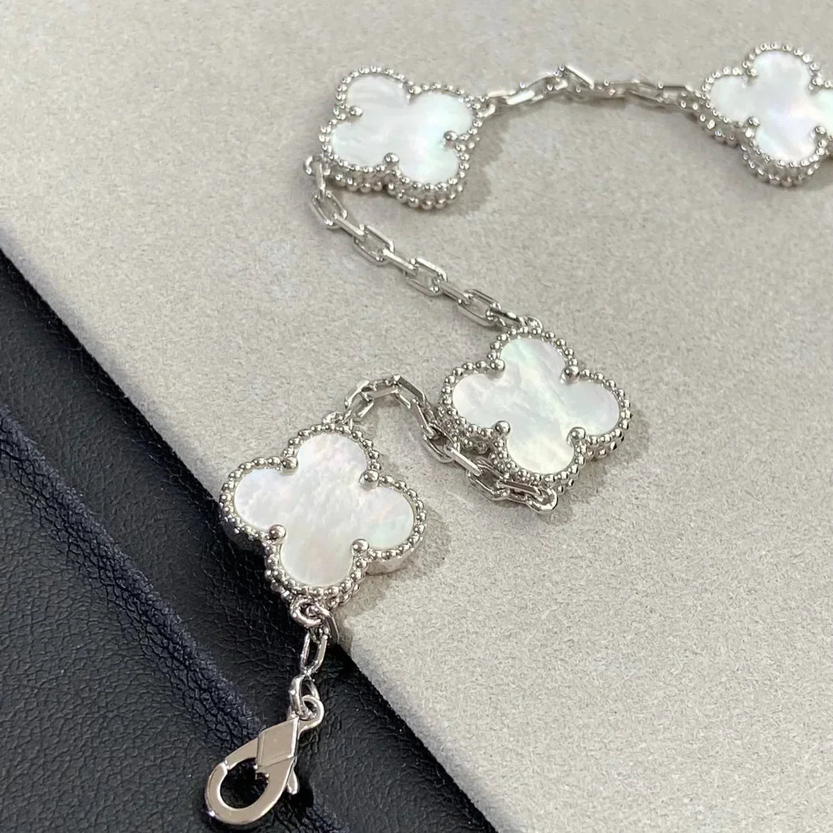 [Amore]LUCKY CLOVER 5-MOTIF BRACELET - WHITE MOTHER-OF-PEARL COLLECTION