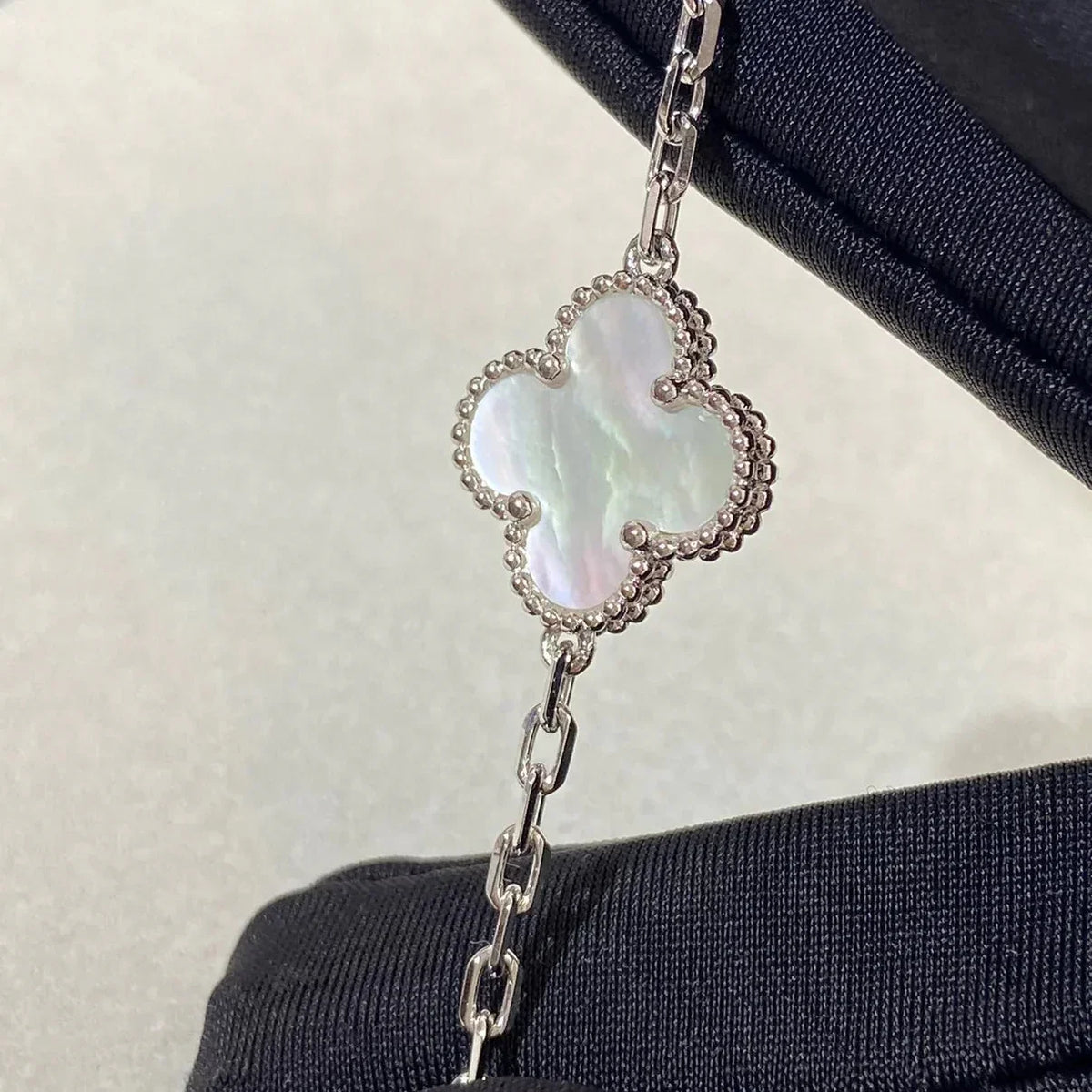 [Amore]LUCKY CLOVER 5-MOTIF BRACELET - WHITE MOTHER-OF-PEARL COLLECTION
