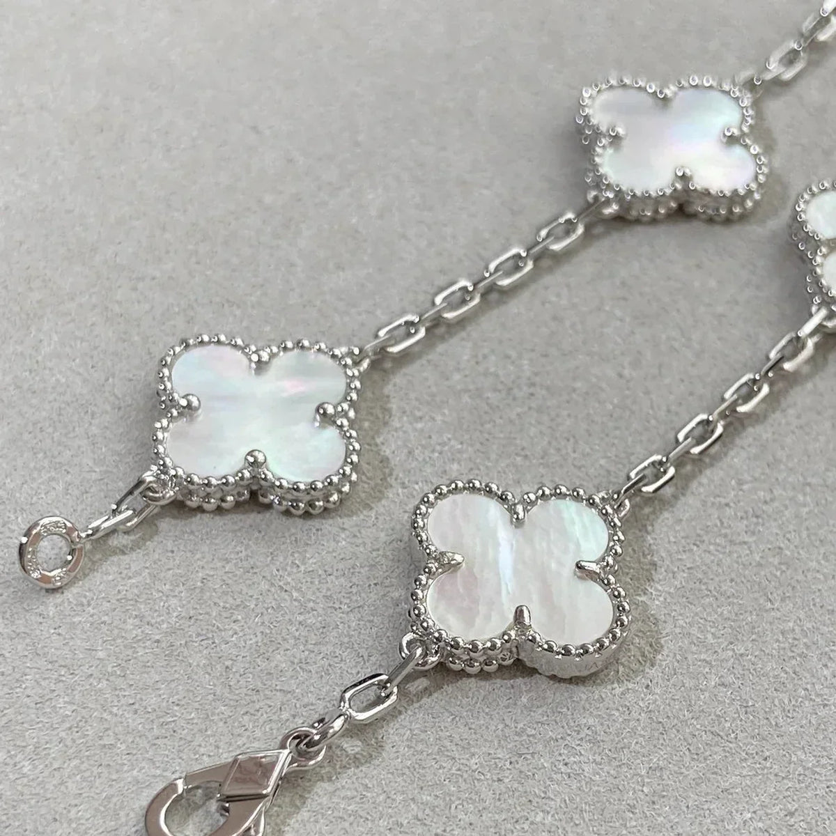 [Amore]LUCKY CLOVER 5-MOTIF BRACELET - WHITE MOTHER-OF-PEARL COLLECTION