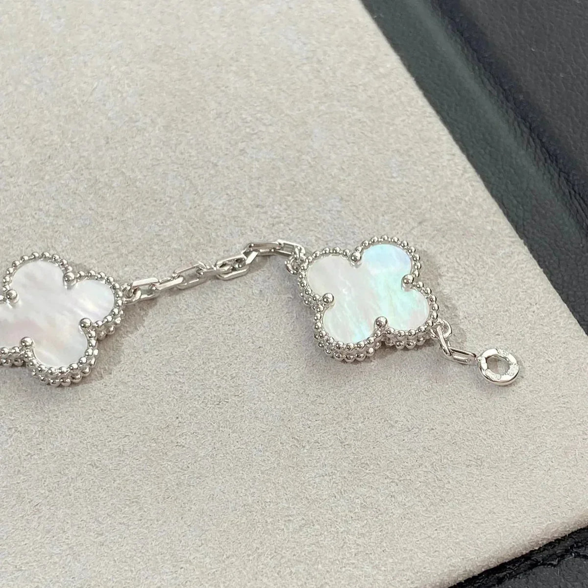 [Amore]LUCKY CLOVER 5-MOTIF BRACELET - WHITE MOTHER-OF-PEARL COLLECTION