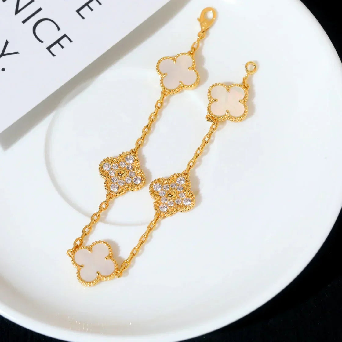 [Amore]LUCKY CLOVER 5-MOTIF BRACELET - WHITE MOTHER-OF-PEARL COLLECTION