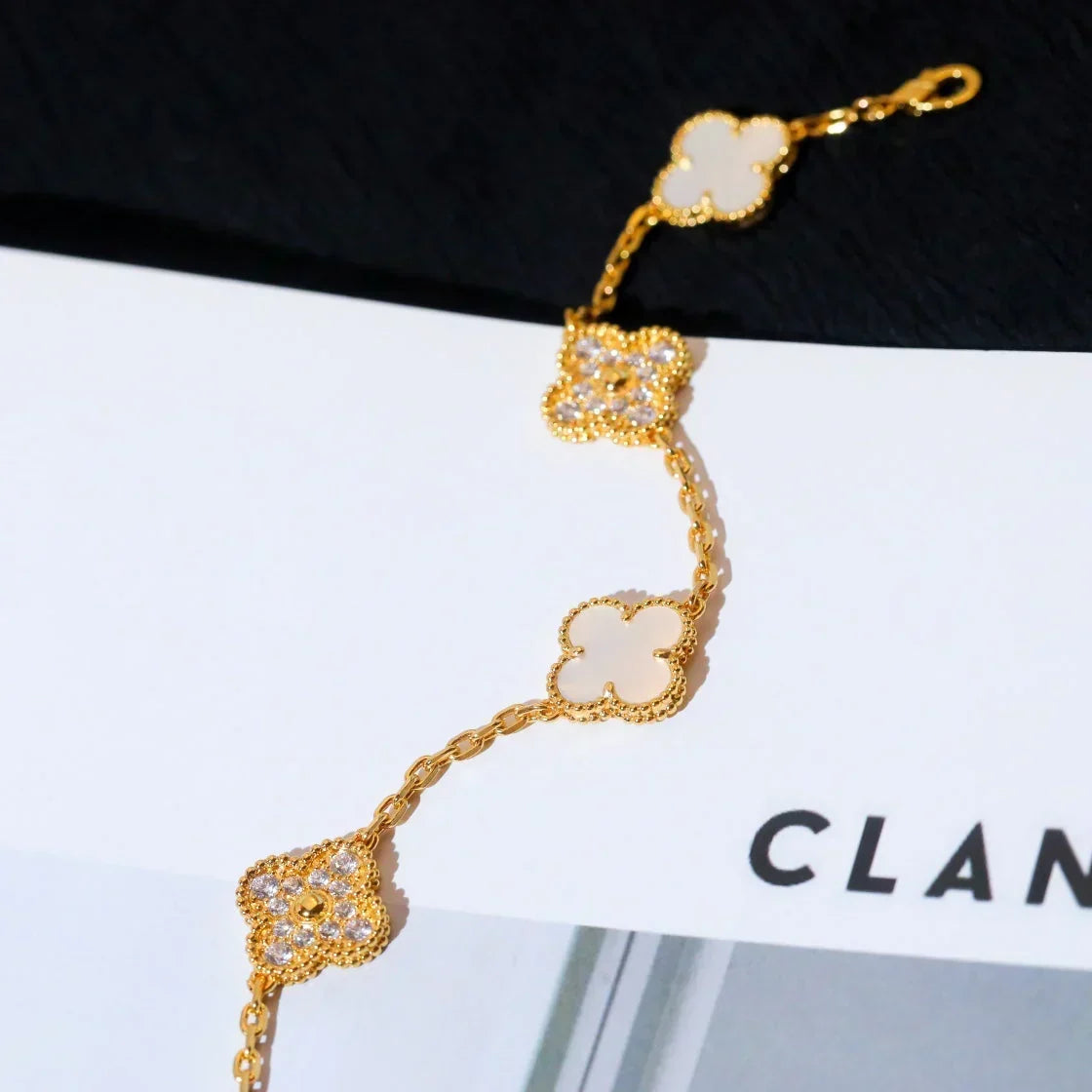 [Amore]LUCKY CLOVER 5-MOTIF BRACELET - WHITE MOTHER-OF-PEARL COLLECTION