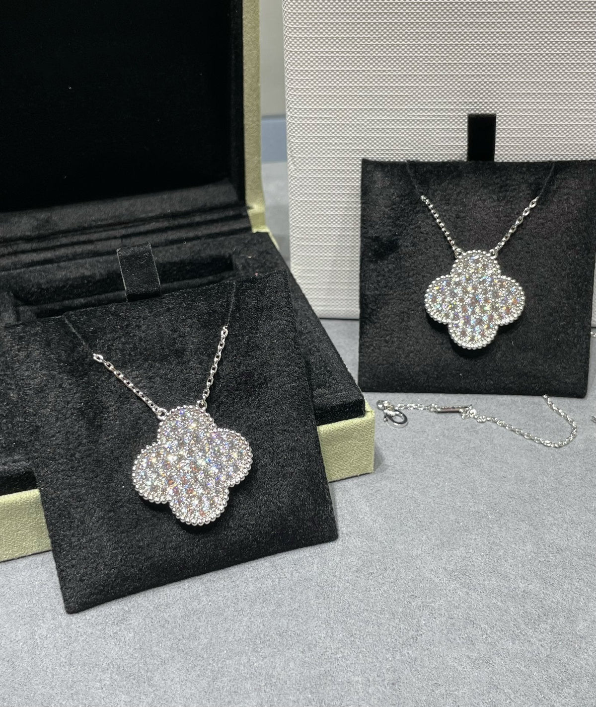 [Amore]CLOVER 25MM LARGE PENDANT DIAMOND PAVED SILVER NECKLACE