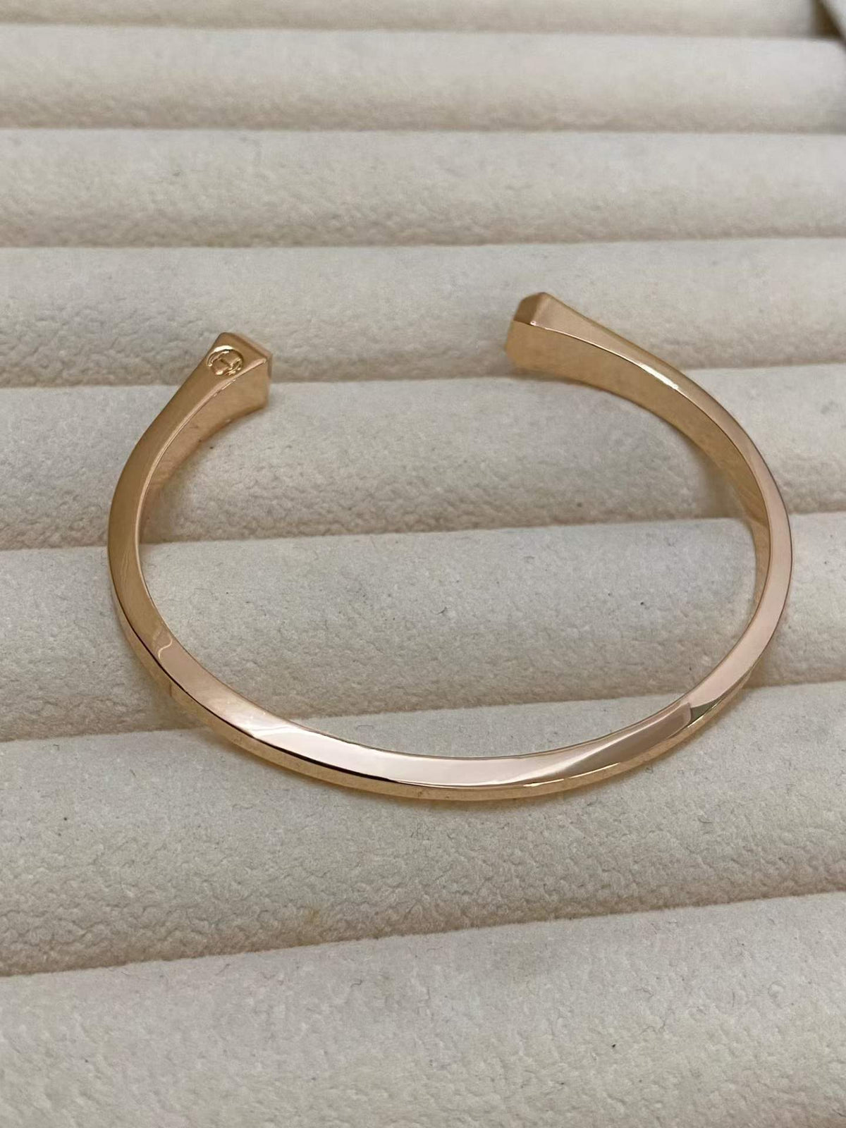 [Amore]CLOU DE FORGE SQUARE CONE STUDS OPEN CUFF ONE SIZE