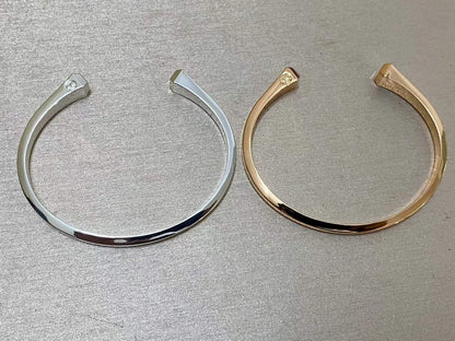 [Amore]CLOU DE FORGE SQUARE CONE STUDS OPEN CUFF ONE SIZE
