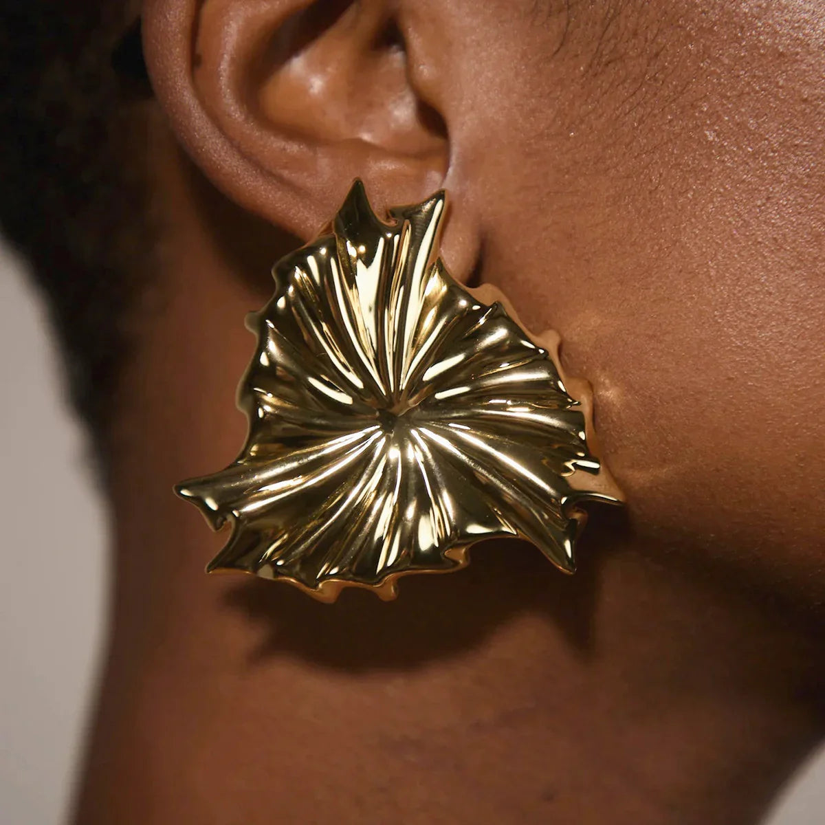 [Amore]Rafaela Sculpted Petal Gold Earrings