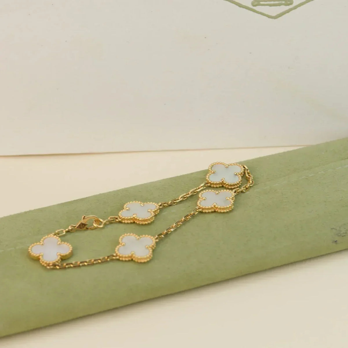 [Amore]LUCKY CLOVER 5-MOTIF BRACELET - WHITE MOTHER-OF-PEARL COLLECTION