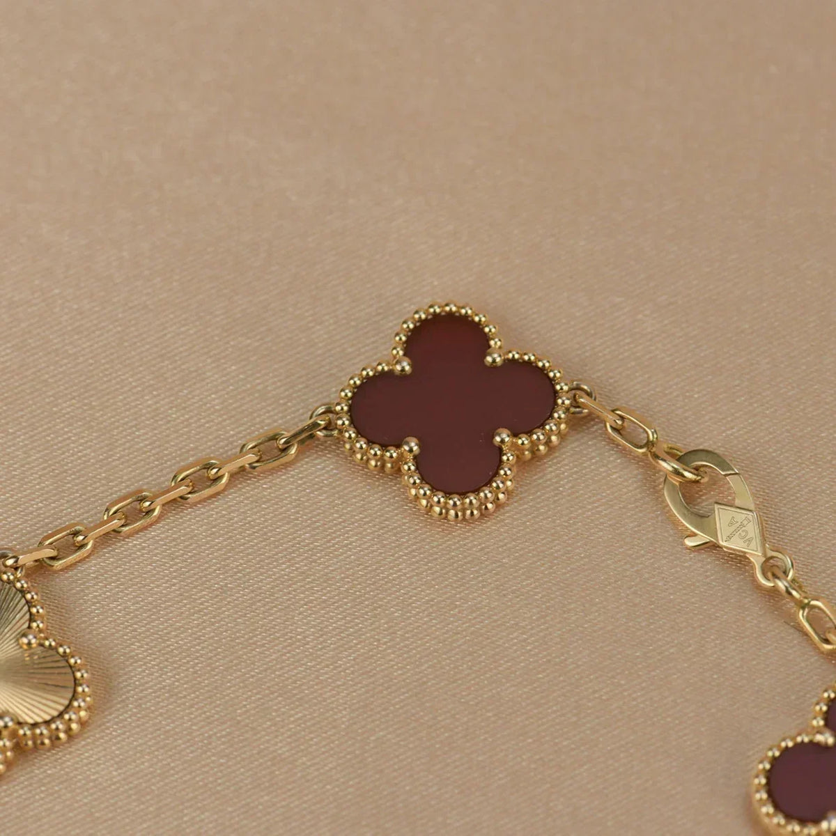[Amore]LUCKY CLOVER 5-MOTIF BRACELET - RED CARNELIAN COLLECTION