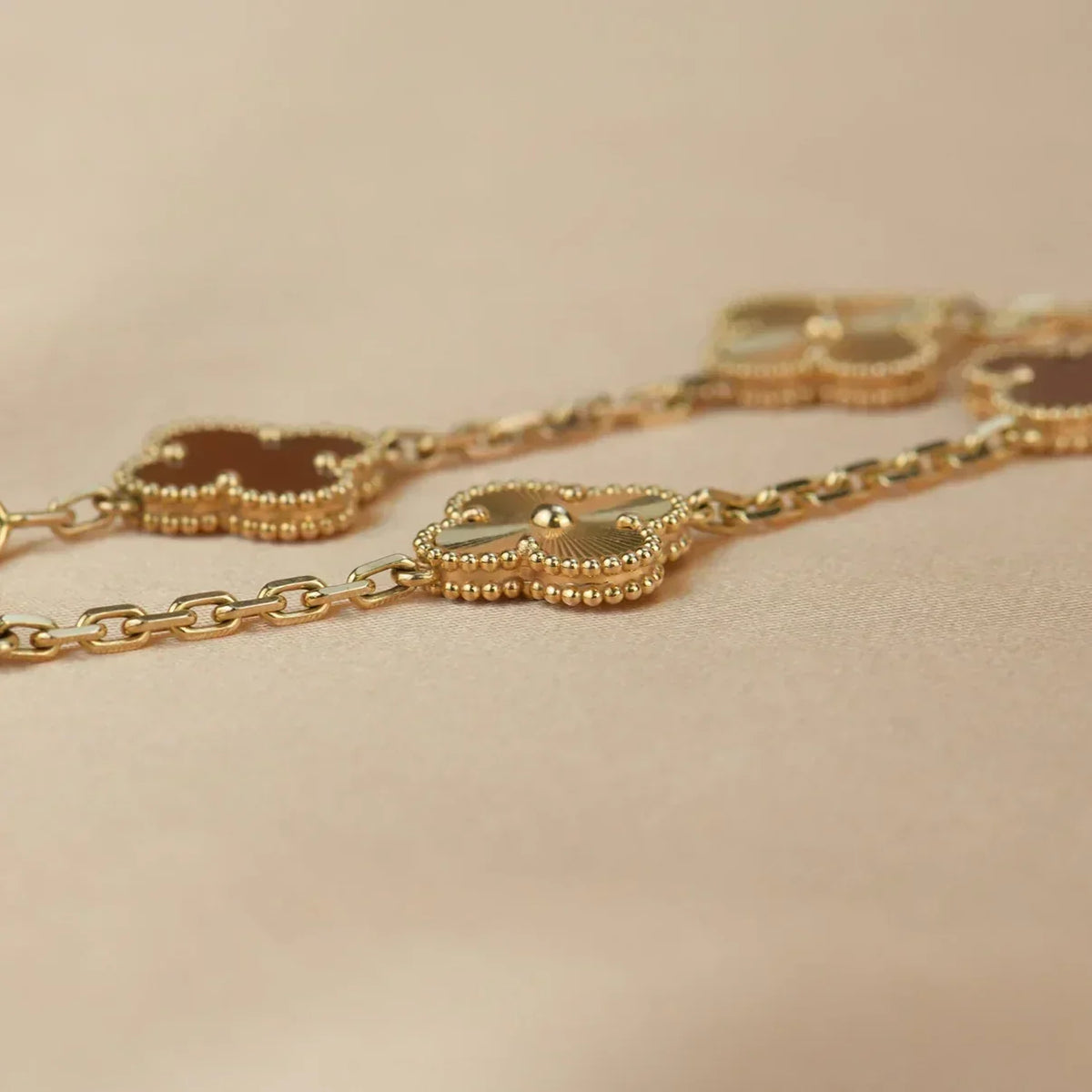[Amore]LUCKY CLOVER 5-MOTIF BRACELET - RED CARNELIAN COLLECTION