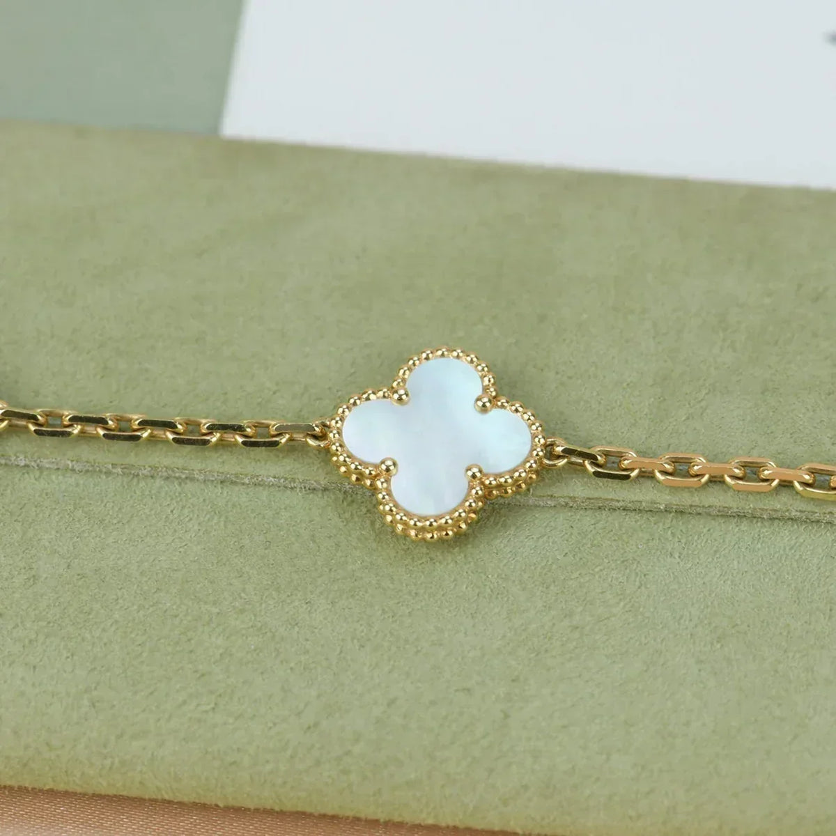 [Amore]LUCKY CLOVER 5-MOTIF BRACELET - WHITE MOTHER-OF-PEARL COLLECTION