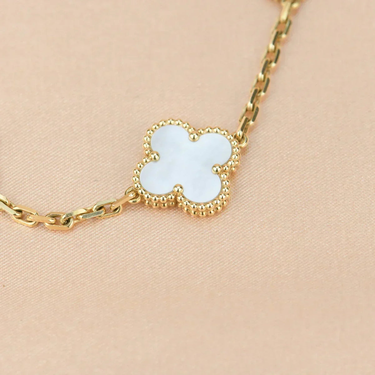[Amore]LUCKY CLOVER 5-MOTIF BRACELET - WHITE MOTHER-OF-PEARL COLLECTION