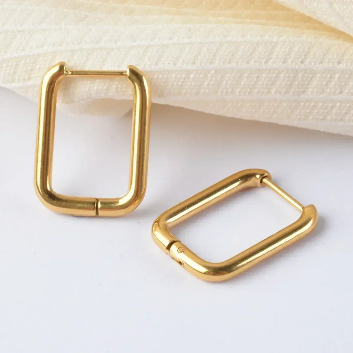 [Amore]Ambrielle Gold U Hoops