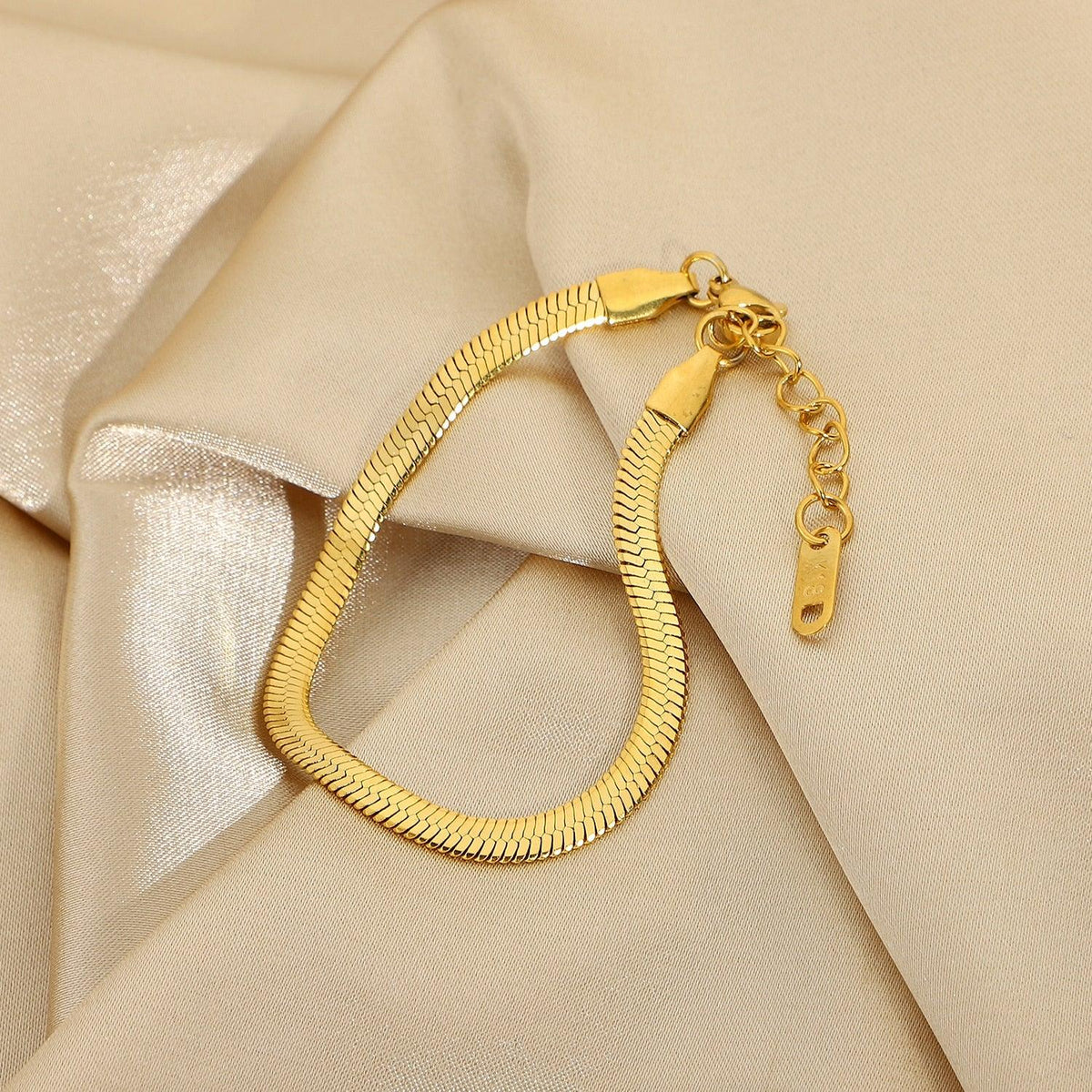 [Amore]Ellaine Gold Herringbone Bracelet