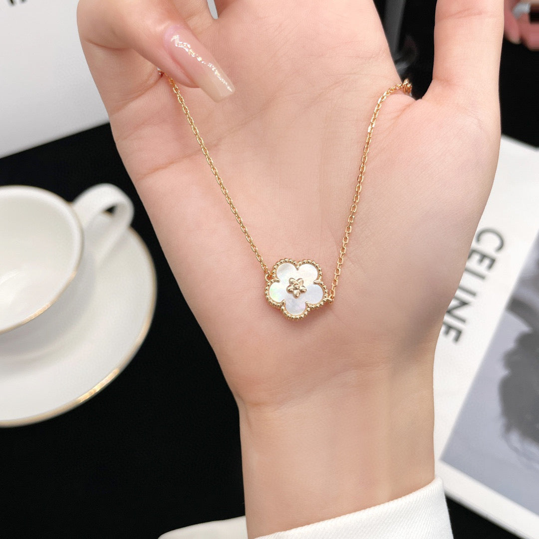 [Amore]LUCKY WHITE MOP PLUM BLOSSOM  BRACELET