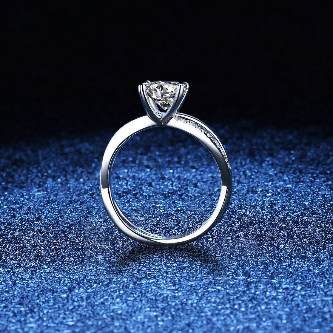 [Amore]ELEGANT 4-PRONG CROSSOVER MOISSANITE ENGAGEMENT RING