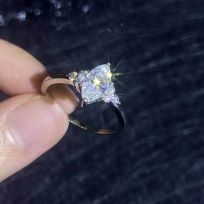 [Amore]ELEGANT MARQUISE CUT MOISSANITE RING WITH SIDE ACCENTS