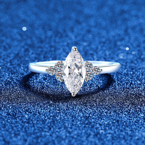 [Amore]ELEGANT MARQUISE CUT MOISSANITE RING WITH SIDE ACCENTS