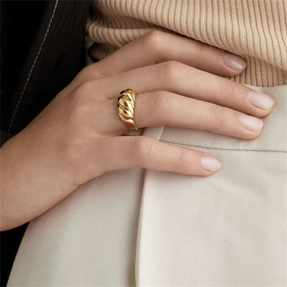 [Amore]Lorelei Gold Croissant Ring