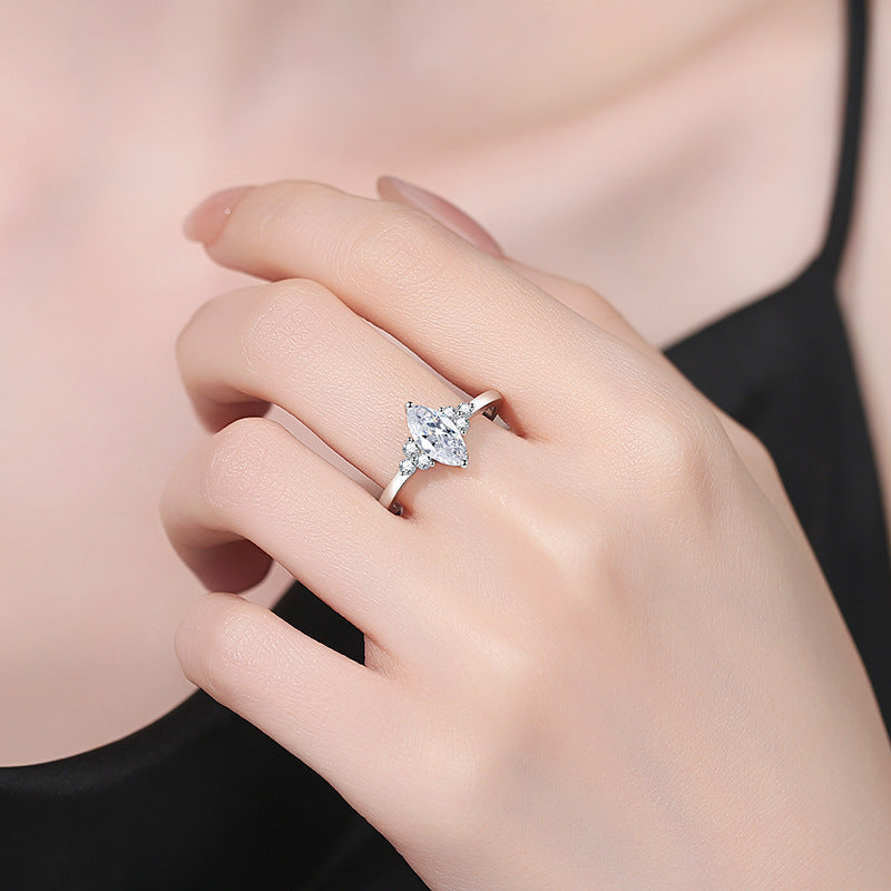 [Amore]ELEGANT MARQUISE CUT MOISSANITE RING WITH SIDE ACCENTS