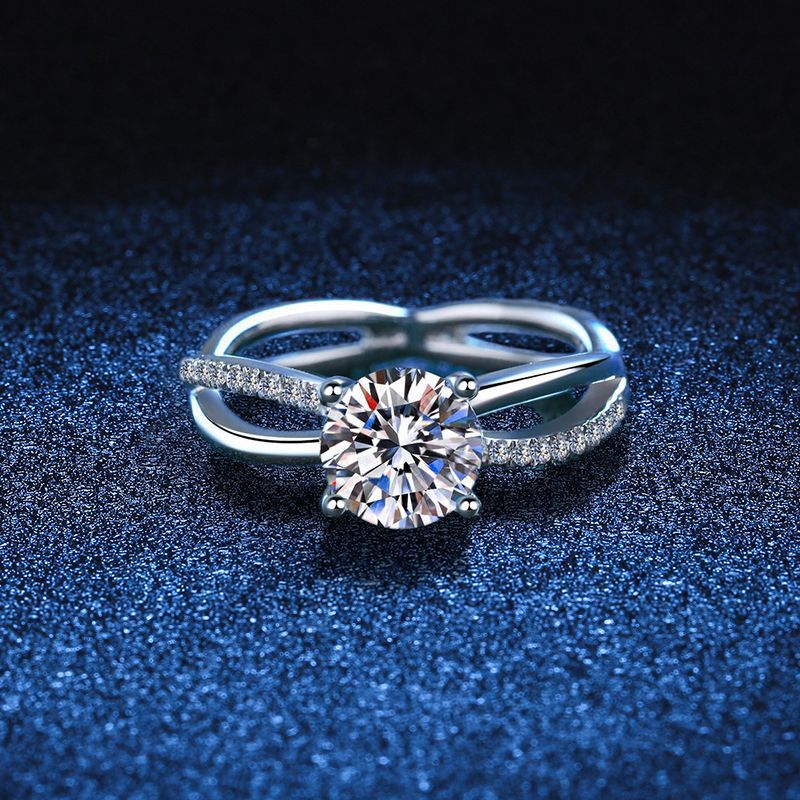 [Amore]ELEGANT 4-PRONG CROSSOVER MOISSANITE ENGAGEMENT RING