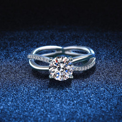 [Amore]ELEGANT 4-PRONG CROSSOVER MOISSANITE ENGAGEMENT RING