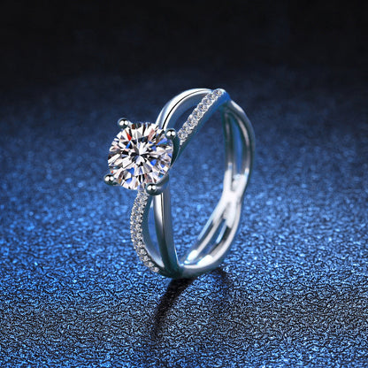 [Amore]ELEGANT 4-PRONG CROSSOVER MOISSANITE ENGAGEMENT RING