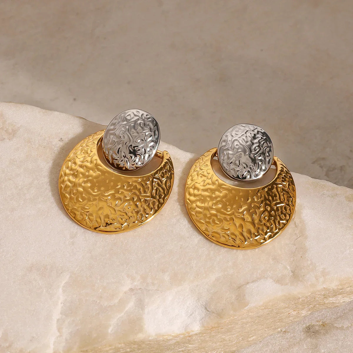 [Amore]Shelly Two Tone Crescent Earrings