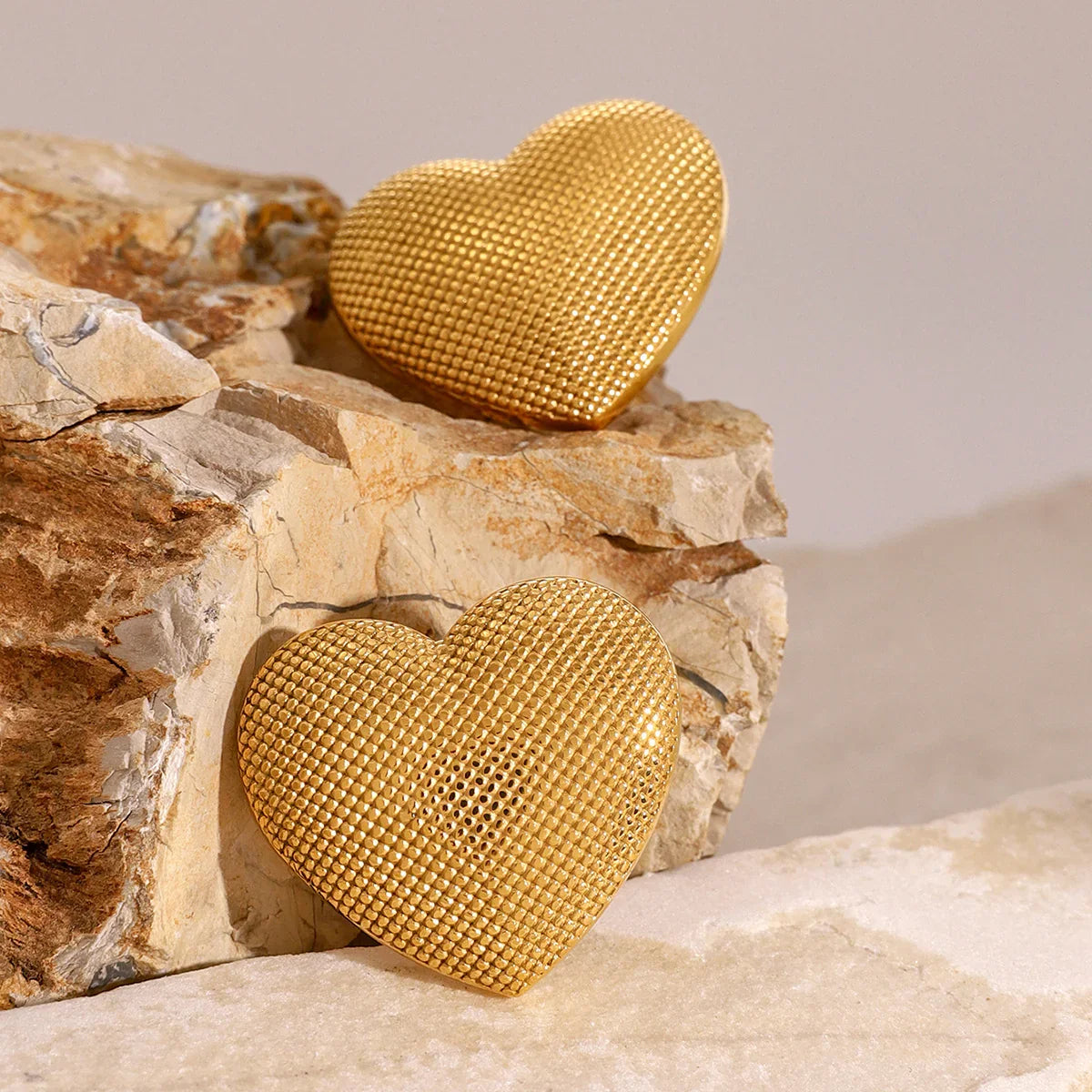 [Amore]Cecelia Textured Heart Earrings