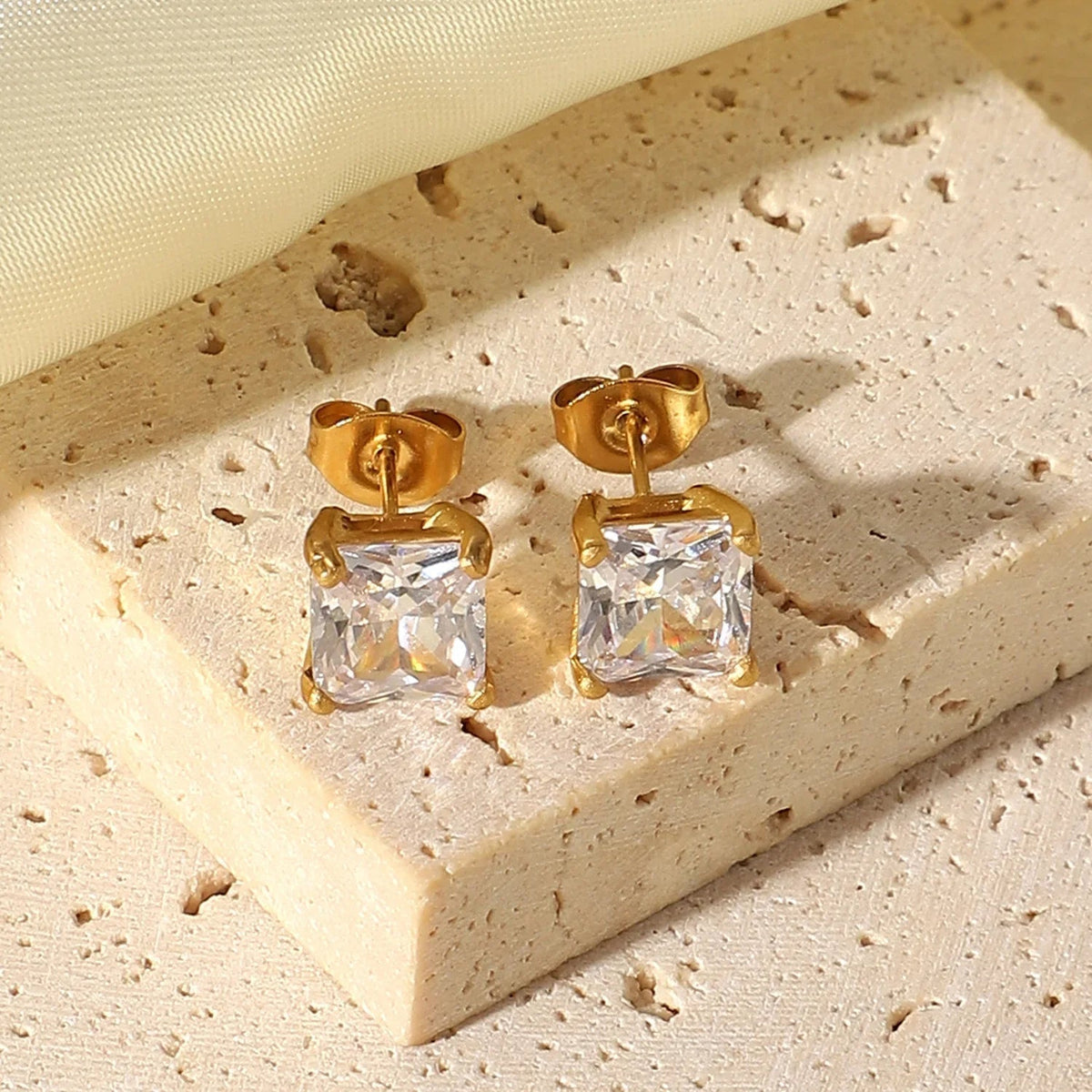 [Amore]March Solitaire Gold Earrings