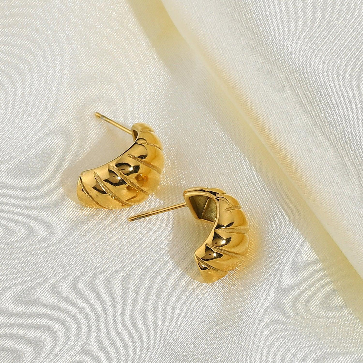 [Amore]Lucina Gold Huggie Earrings