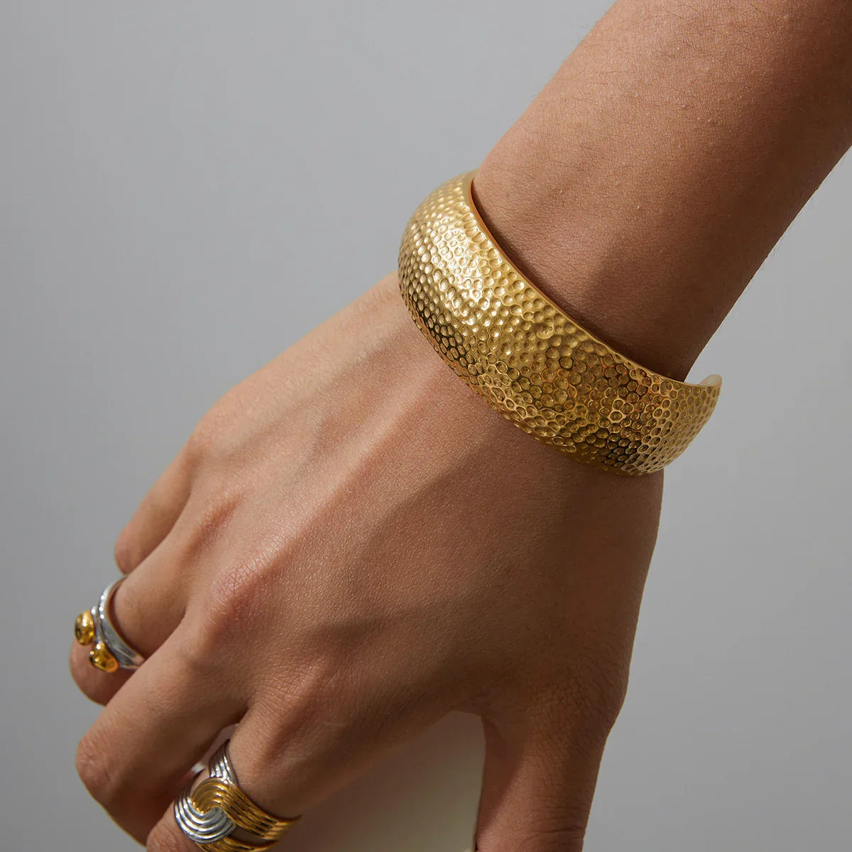 [Amore]Cheyenne Textured Gold Band