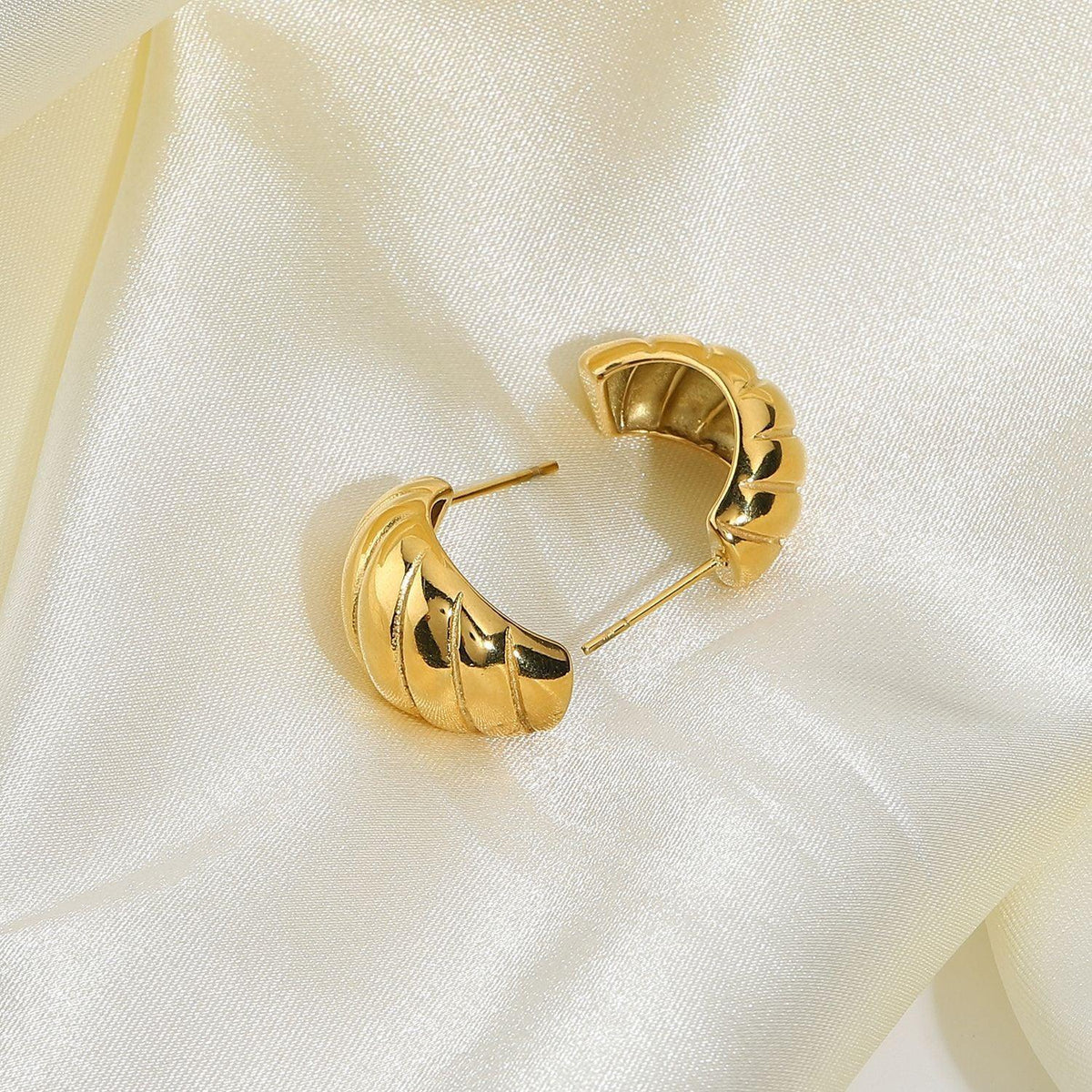 [Amore]Lucina Gold Huggie Earrings