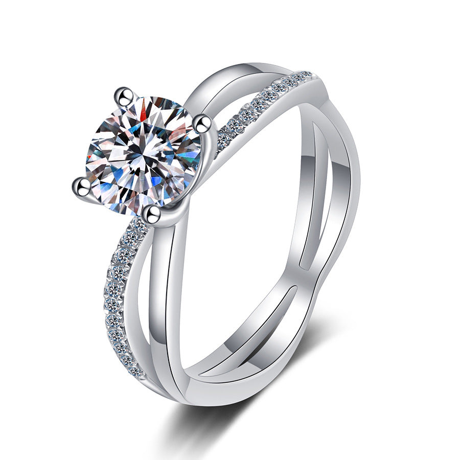 [Amore]ELEGANT 4-PRONG CROSSOVER MOISSANITE ENGAGEMENT RING