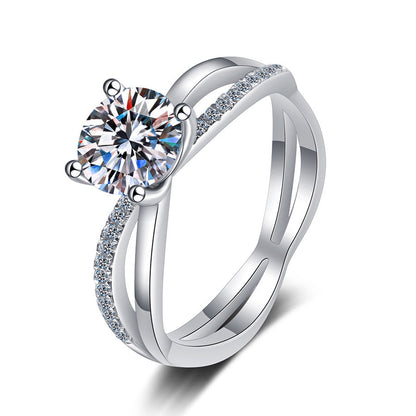 [Amore]ELEGANT 4-PRONG CROSSOVER MOISSANITE ENGAGEMENT RING