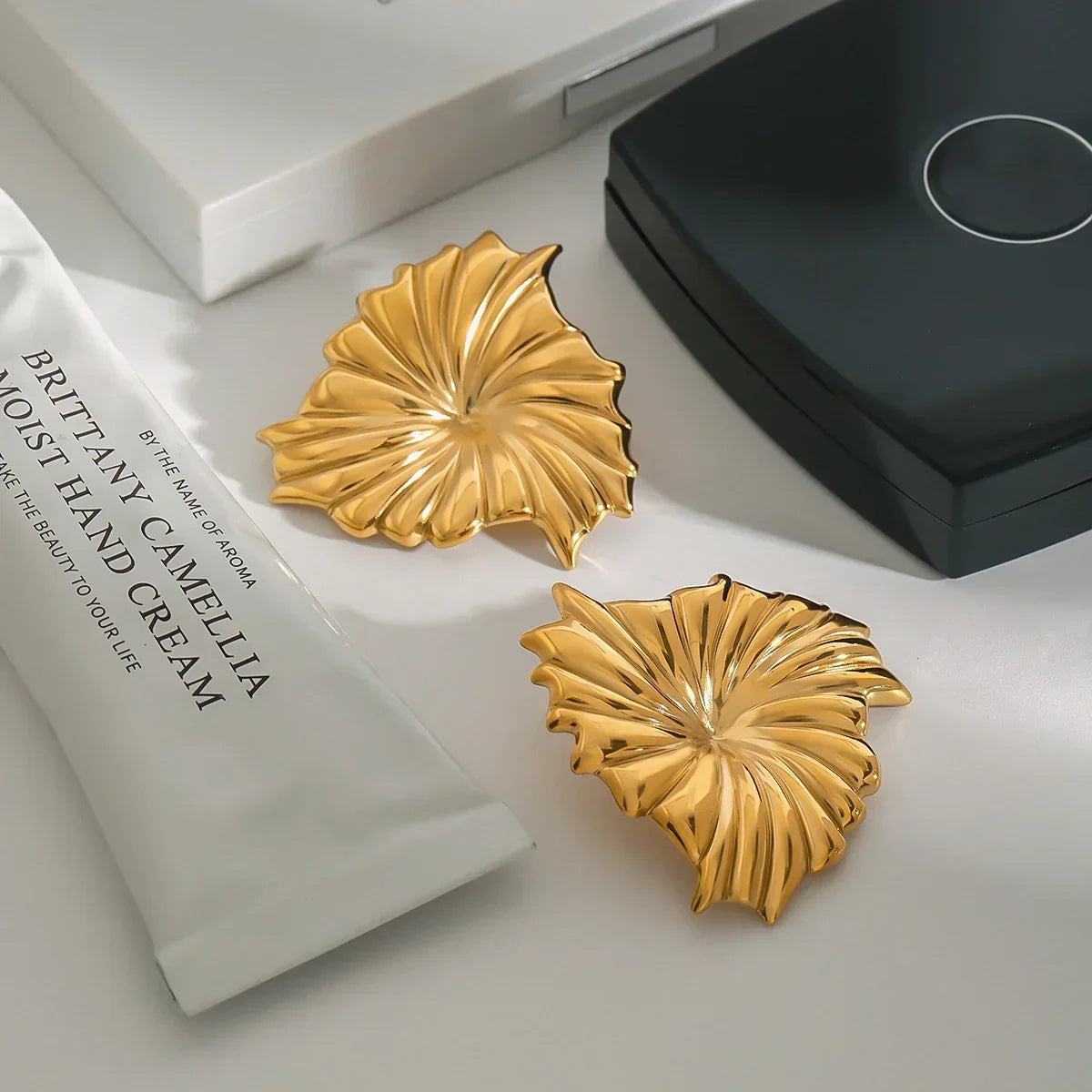 [Amore]Rafaela Sculpted Petal Gold Earrings
