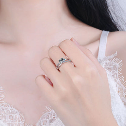 [Amore]ELEGANT 4-PRONG CROSSOVER MOISSANITE ENGAGEMENT RING