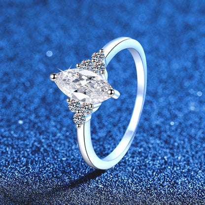 [Amore]ELEGANT MARQUISE CUT MOISSANITE RING WITH SIDE ACCENTS