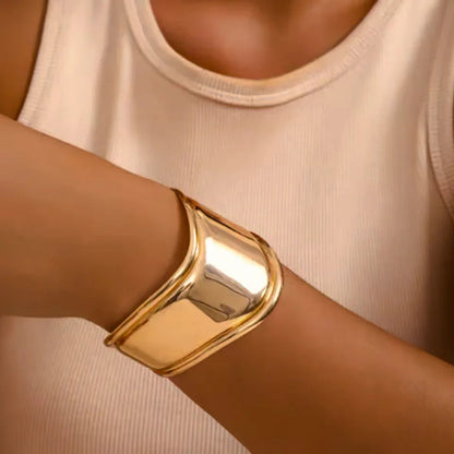 [Amore]Izza Smooth Gold Cuff
