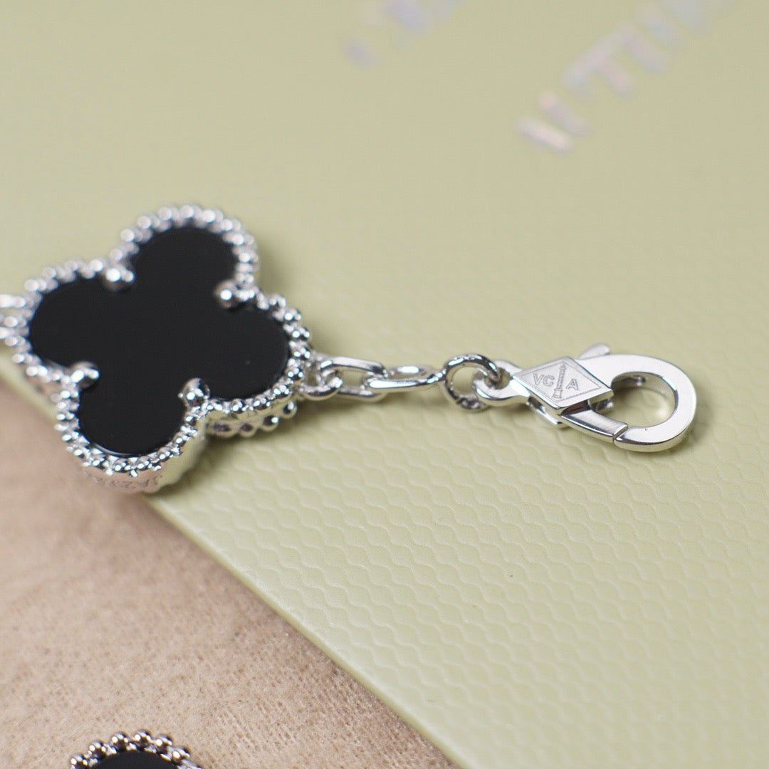[Amore]LUCKY CLOVER 5-MOTIF BRACELET - BLACK OXNY COLLECTION