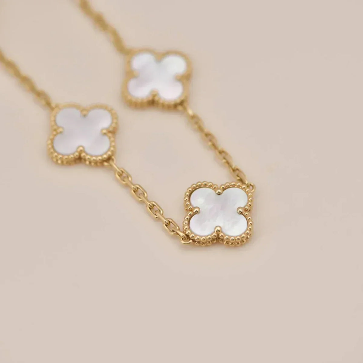 [Amore]LUCKY CLOVER 5-MOTIF BRACELET - WHITE MOTHER-OF-PEARL COLLECTION